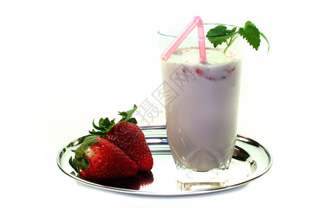 扒昔加草莓加柠檬香水水果冰淇淋奶油状发泡叶子混合牛奶玻璃背景