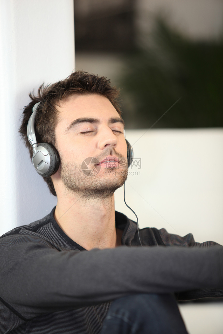 男人闭着眼睛听音乐图片