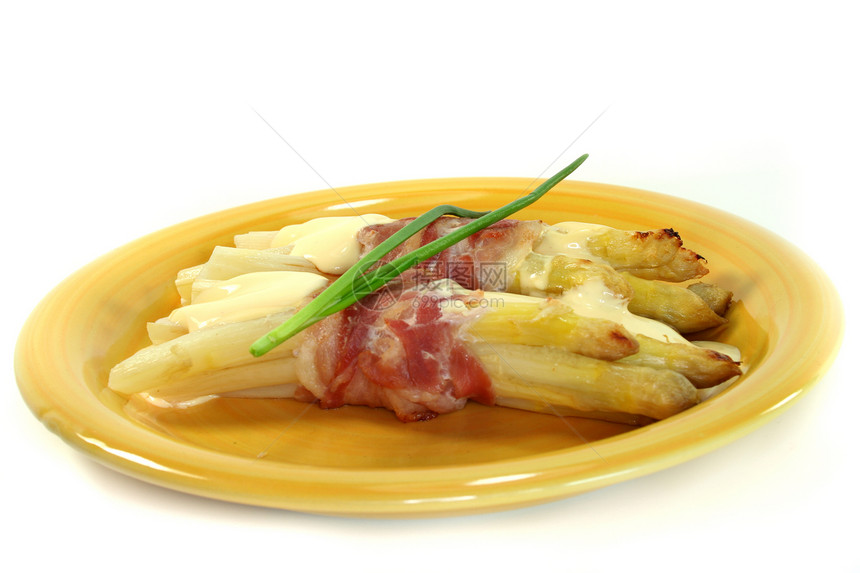 培根大衣中的松肉汁季节食物蛋黄蔬菜熏肉盘子韭菜火腿美食图片