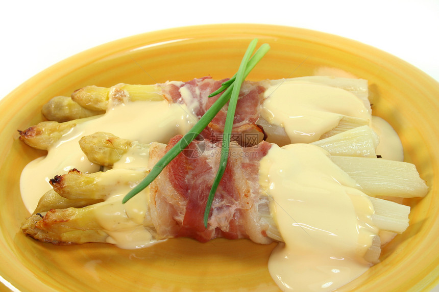 培根大衣中的松熏肉美食韭菜蛋黄餐厅肉汁食物盘子火腿季节图片