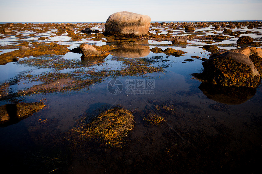 水中的石头海滩海浪反射地标巨石阳光海岸线天际旅行风景图片