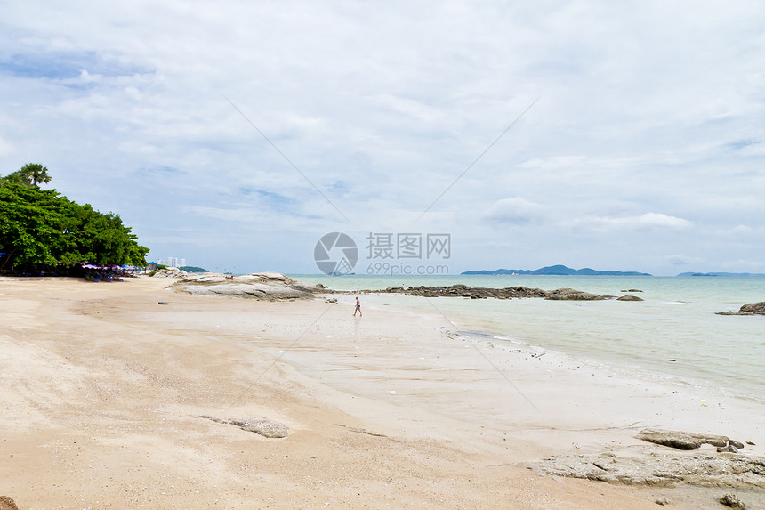 海滩 岩石地区和海洋运动风景热带正方形石头天空海浪场景旅行野生动物图片