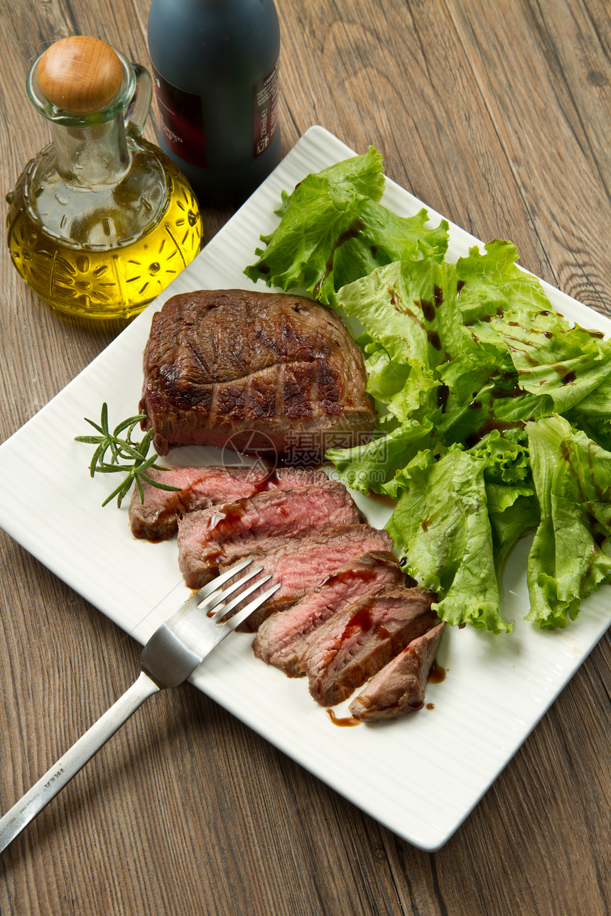 烤肉午餐营养脊肉红色烧烤沙拉香醋牛肉绿色饮食图片