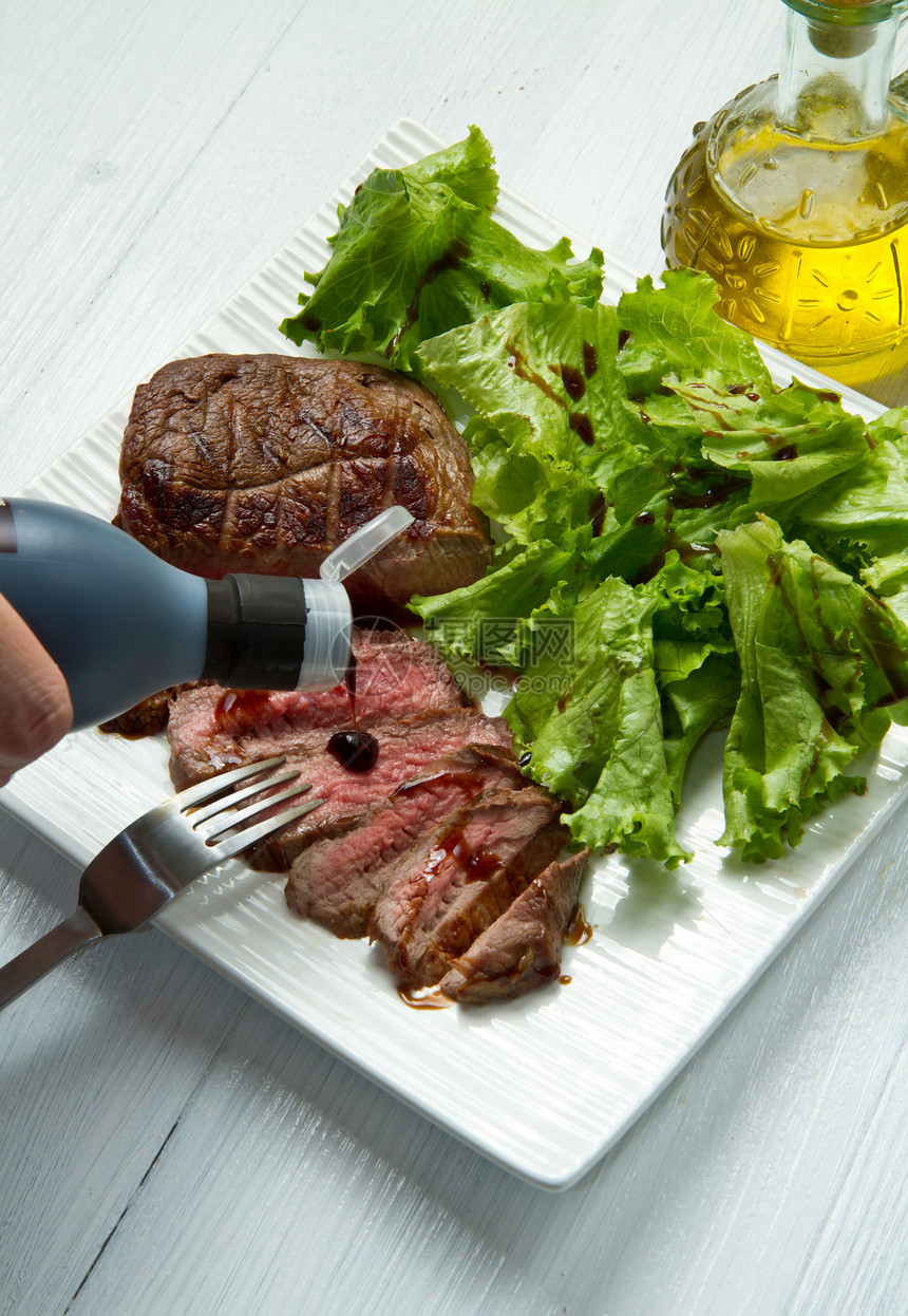 烤肉香醋沙拉营养红色牛肉绿色饮食烧烤午餐脊肉图片