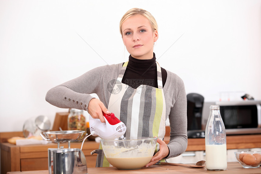 厨房里有搅拌机的女人图片