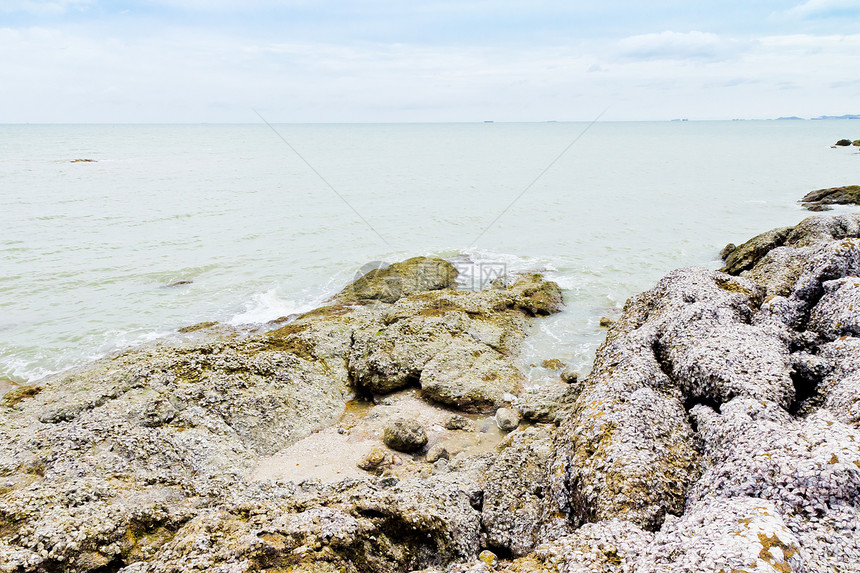 海滩 岩石地区和海洋热带风景场景海浪太阳蓝色天空石头地平线正方形图片
