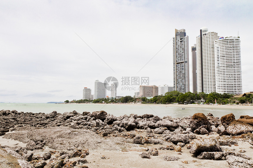 海滩边的现代酒店 岩石海滩日落阳光海岸运动荒野太阳海景石头旅行正方形图片