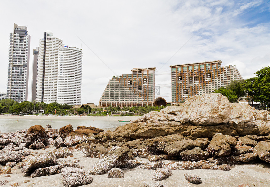 海滩边的现代酒店 岩石海滩热带海岸太阳地平线场景阳光日出正方形风景天空图片