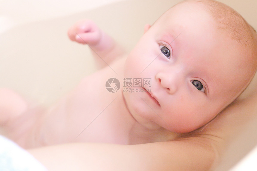 洗澡时的婴儿特闭式图片