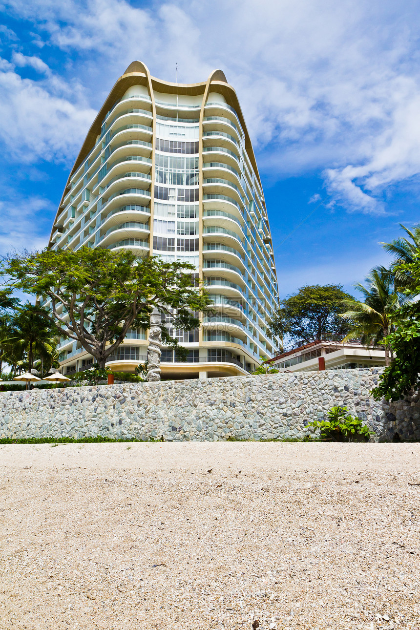海滩旁边的现代酒店总部办公室建筑物摩天大楼购物玻璃职场场景建筑学商业图片