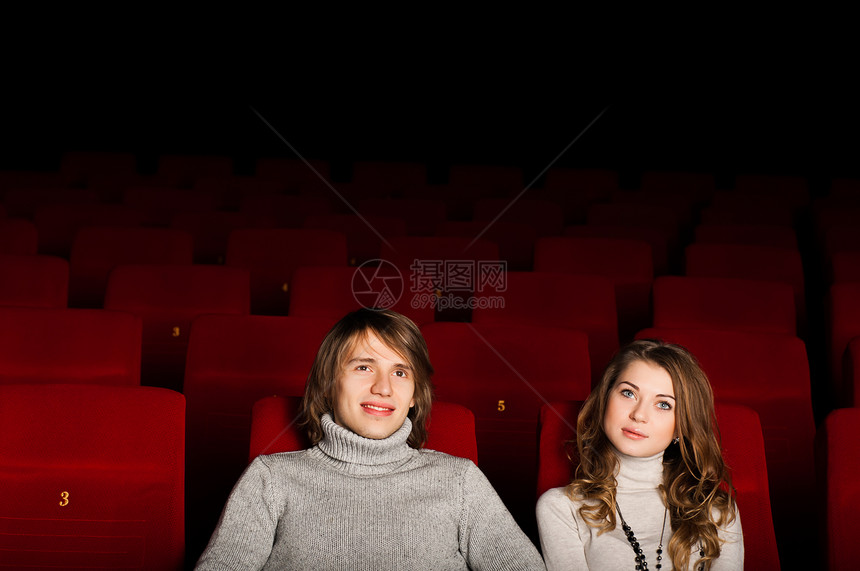 电影院中的年轻夫妇享受爆米花观众青少年座位女孩们乐趣活动团体金发图片