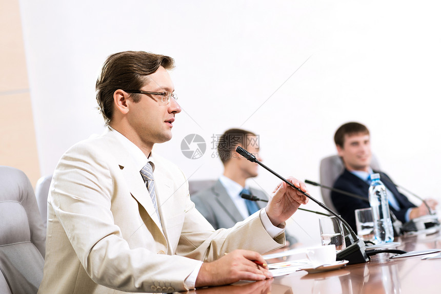 商务人士的肖像经理生意工作老板同事团体桌子大厅男人屏幕图片