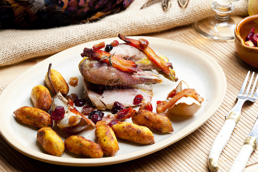 用培根 梨子和白兰地葡萄干烤鸡肉熏肉鹿肉静物葡萄干土豆盘子野鸡营养美食食物图片
