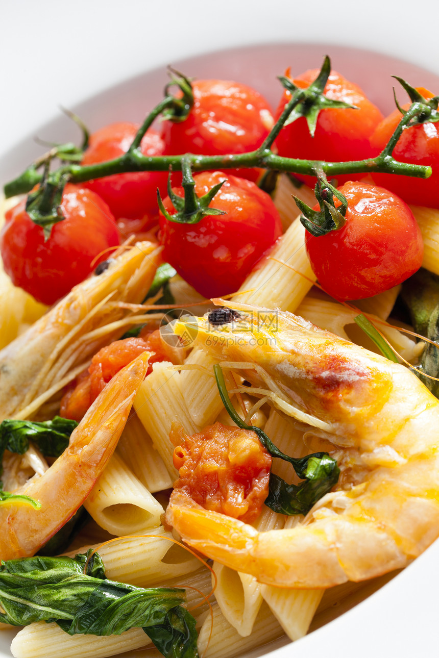 有虾 菠菜和烤樱桃西红柿的意大利面海鲜静物盘子食物蔬菜美食营养图片