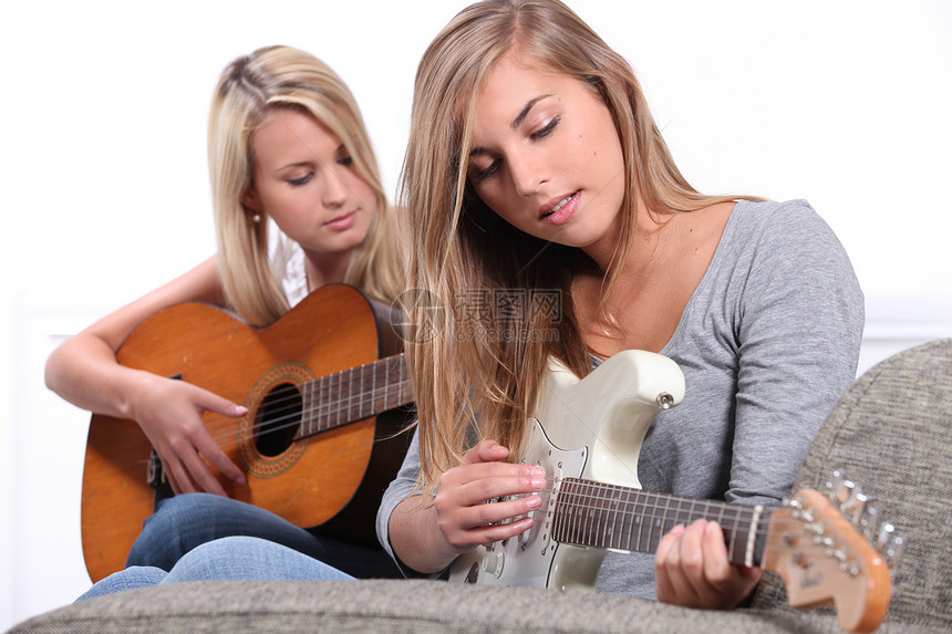 女人弹吉他音乐头发娱乐青少年吉他牛仔裤职业闲暇白色爱好图片