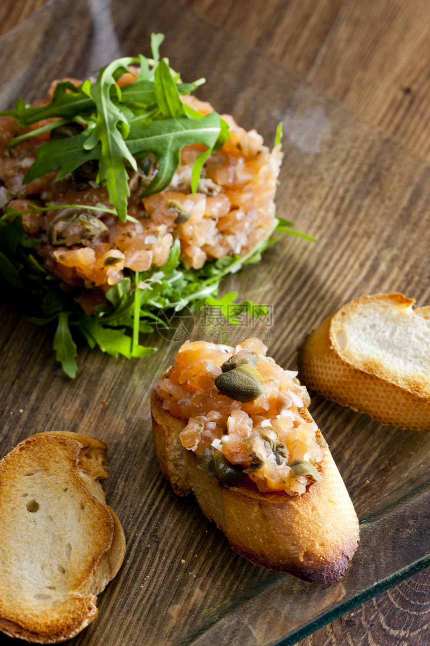 含罗科拉的三文马哈鱼静物美食食物鞑靼火箭盘子面包营养糕点图片