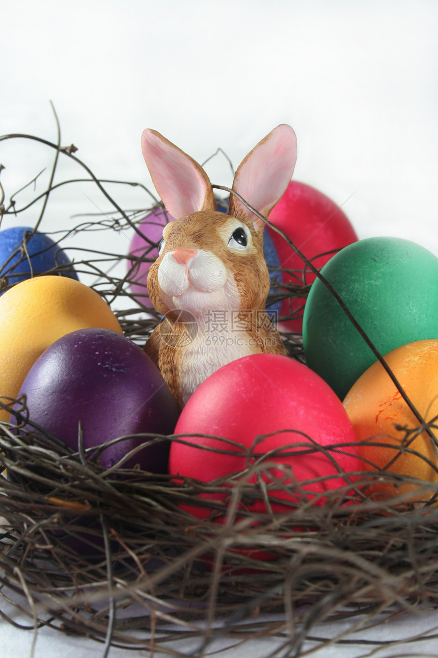 复活节彩蛋和复活节兔子的复活节篮子传统海关图片