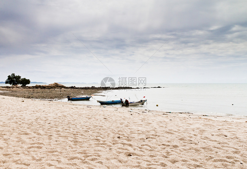 小型渔船旅行场景石头太阳港口发动机天空钓鱼旅游海洋图片