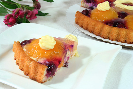 一块水果蛋糕 配上阿尔斯特罗梅里亚高清图片