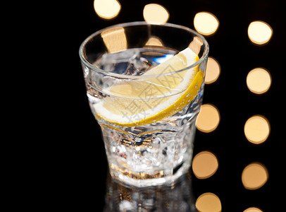 冰面上的伏特加金力或汤姆柯林斯食物调酒师夜生活派对火花庆典骡子玻璃热带柠檬背景
