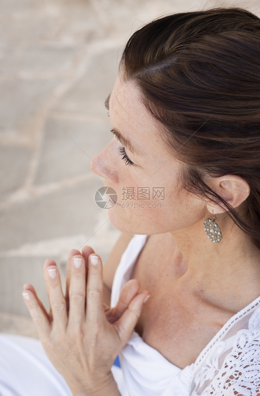 冥想妇女宗教瑜伽头脑女士指压哈达皱纹中年康复信仰图片