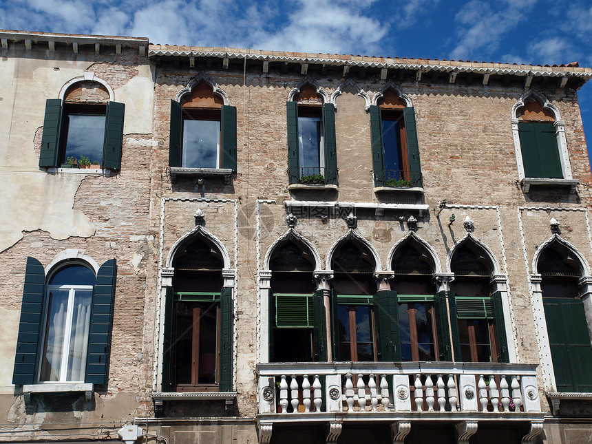 威尼斯城市仿古街道汽艇缆车建筑学水路百叶窗老中心窗户图片