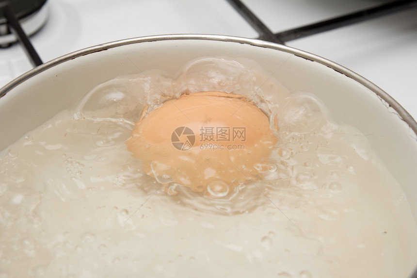 鸡蛋煮在锅里白色厨房烹饪蒸汽食物用具火炉文化平底锅图片