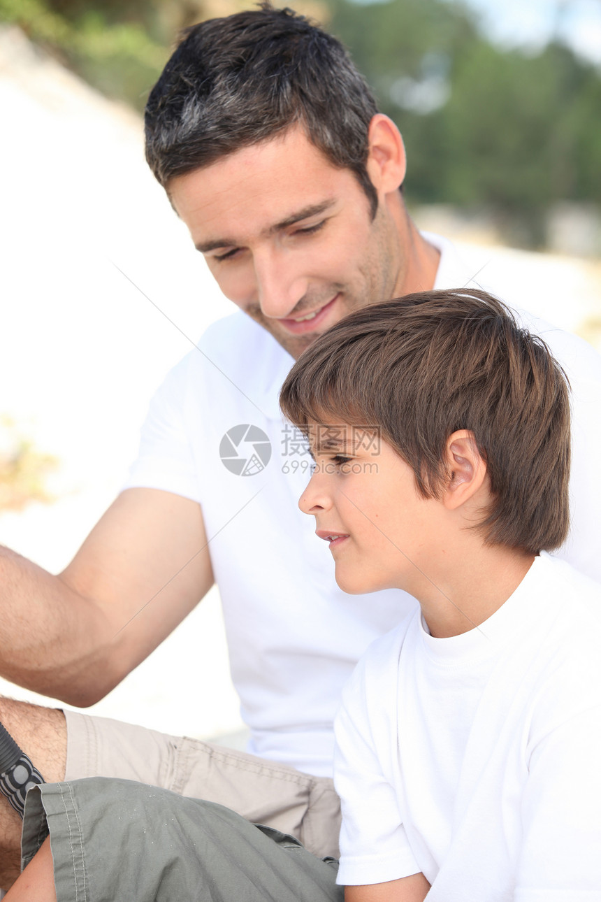 父亲和儿子去钓鱼了图片