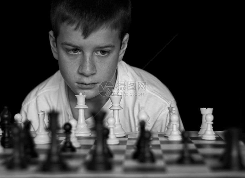 玩象棋的男孩孩子战略运动娱乐伴侣男孩们戏剧男生竞争儿子图片