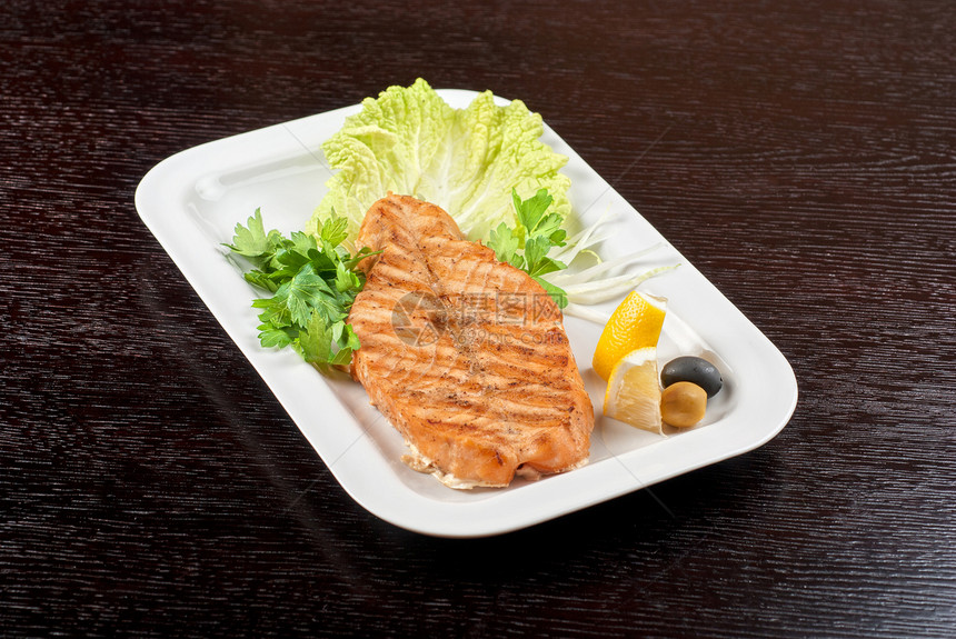 灰鲑鱼牛排美食盘子草本植物海鲜宏观午餐鳟鱼蒸汽牛扒柠檬图片