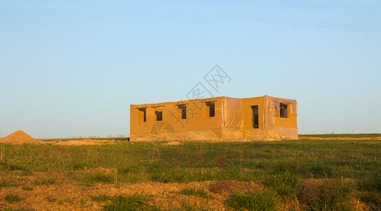 毛拉哈萨克斯坦没有用粘土完成房屋 Shymkent背景