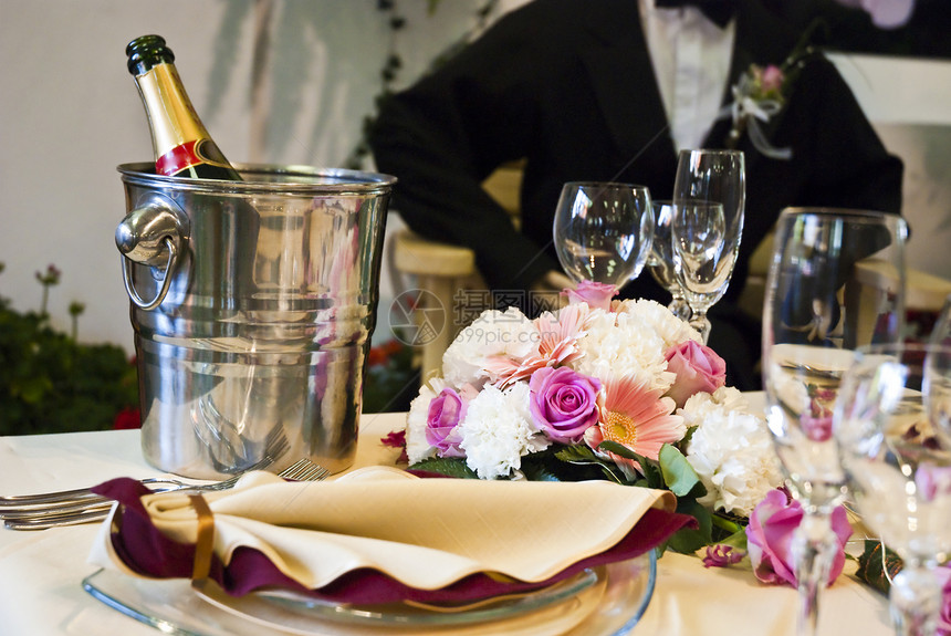 美丽的结婚桌餐厅玫瑰庆典餐饮桌子派对传统奢华花束用餐图片