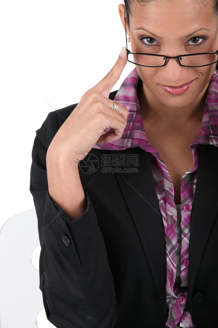 戴眼镜的妇女光学绘画女士别针紫色衬衫手指耳朵水晶瘦脸图片