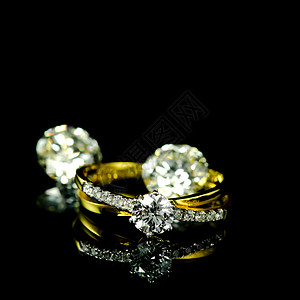 婚前钻石戒指夫妻金子展示美丽已婚传统婚姻金属婚礼珠宝背景图片