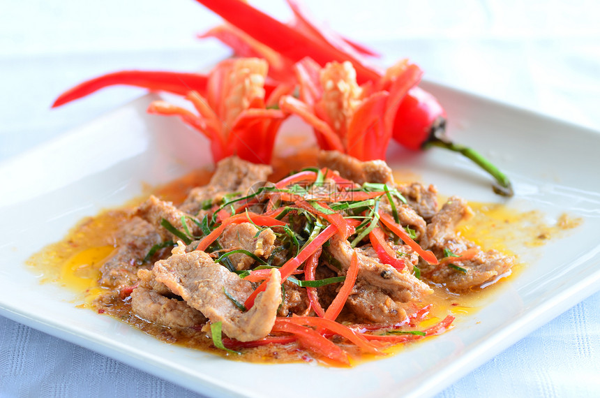 Panaeng咖喱猪肉课程餐厅香料辣椒椰子文化桌子烹饪食物牛奶图片