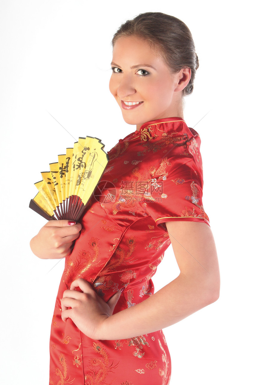 穿红色中国洋装的年轻美女工作室扇子青年幸福乐趣情绪图片