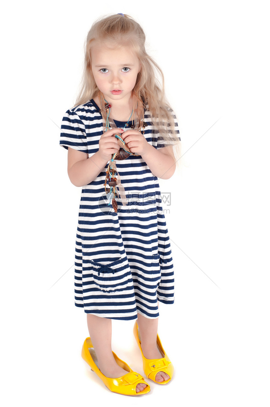 演播室里可爱的小女孩儿童女性快乐条纹孩子黄色喜悦女孩工作室金发图片