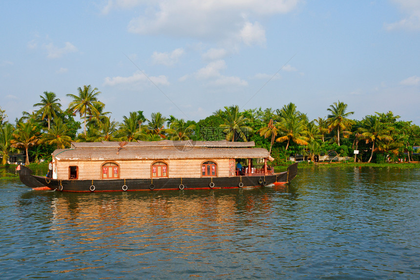 印度喀拉拉腊背水上的豪船日落风景运河旅游闲暇渡船航行旅行死水巡航图片