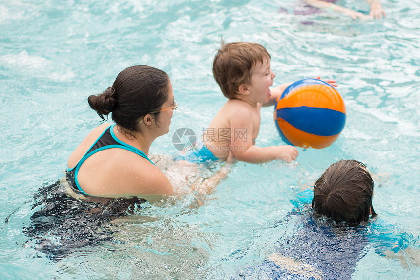 家庭在游泳池里玩游戏水池童年游泳衣母亲乐园孩子成人孩子们男生女士图片