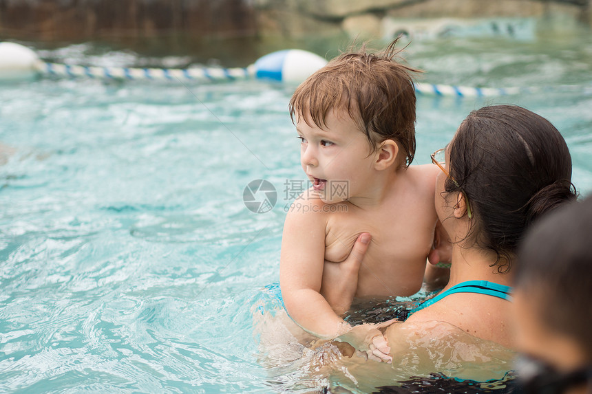 家庭在游泳池里玩游戏婴儿母亲女性男生尿布男性女士乐趣童年游泳衣图片