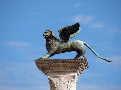 Piazetta威尼斯岛的Chimera 雕刻山羊广场神话狮子怪物雕塑雕像喷火嵌合体背景图片