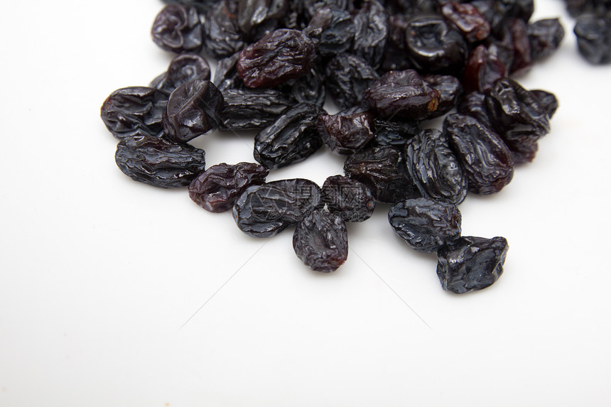 白色背景上的黑葡萄干脱水食物棕色维生素水果甜点杂物活力宏观季节性图片