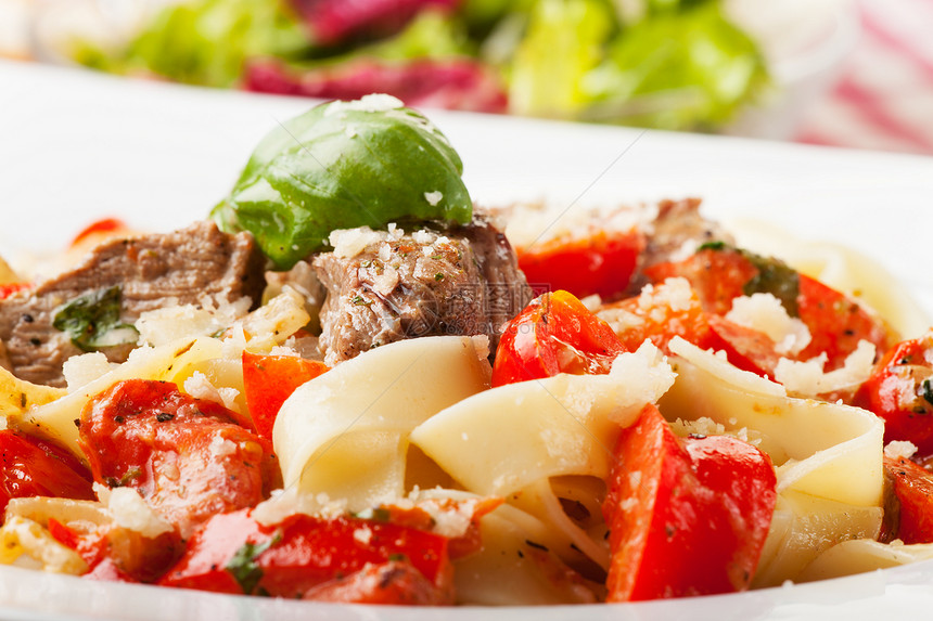 带牛排和番茄的达格利阿泰勒起动机面条午餐叶子食物蔬菜胡椒盘子香料烹饪图片