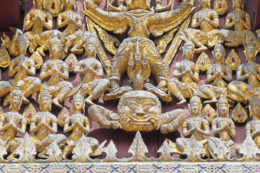 寺庙屋顶上的雕刻艺术山墙金子情调传统旅行异国佛教徒宗教信仰图片