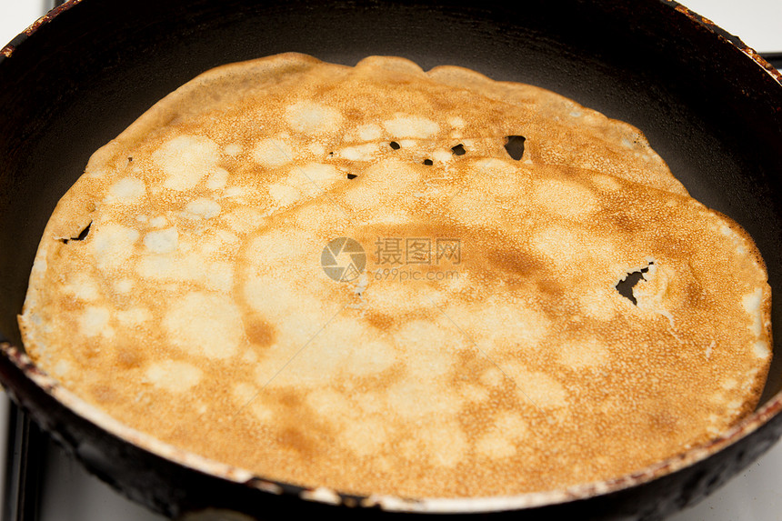 在平底锅中煎煎饼服务用具棕色生活味道饼子白色营养烹饪食物图片