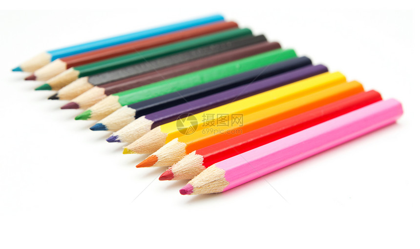 白色背景上孤立的彩色铅笔特写绘画木头团体大学彩虹乐器调色板教育蓝色活力图片