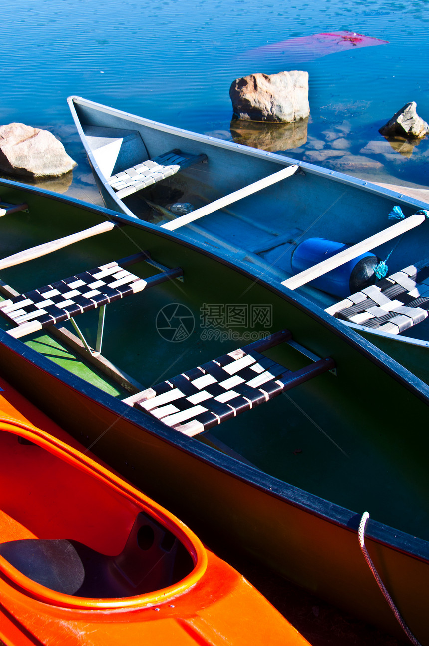 色彩多彩的独木舟海岸支撑娱乐皮艇公园旅游运动假期环境晴天图片