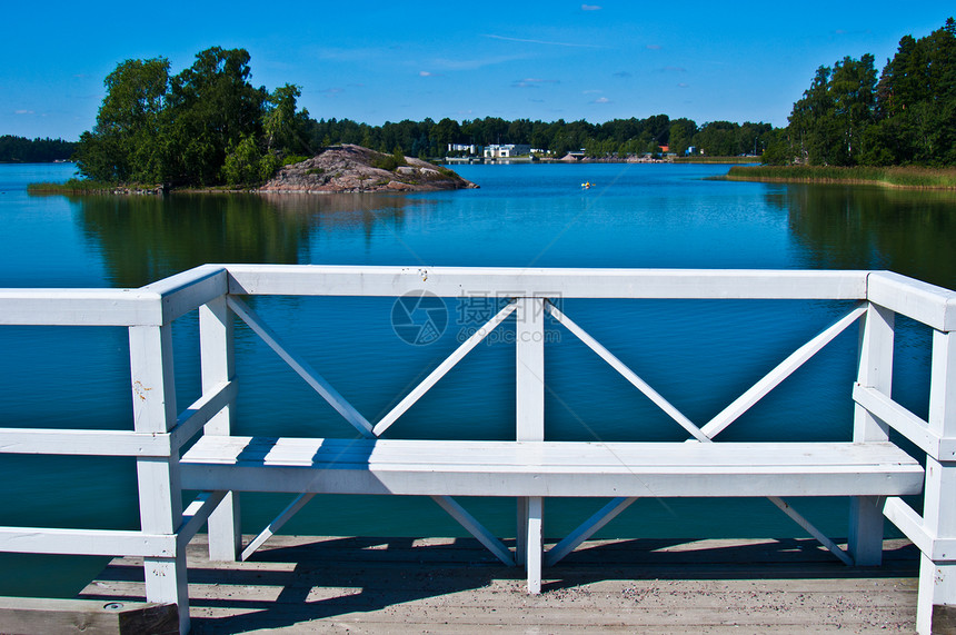 通往Seurasaari的桥梁蓝色木头白色公园天空绿色旅行建筑晴天图片