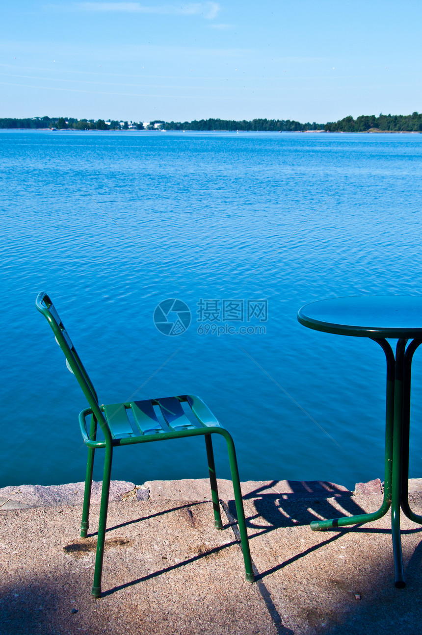 坐在海边假期座位凳子港口椅子码头海岸图片