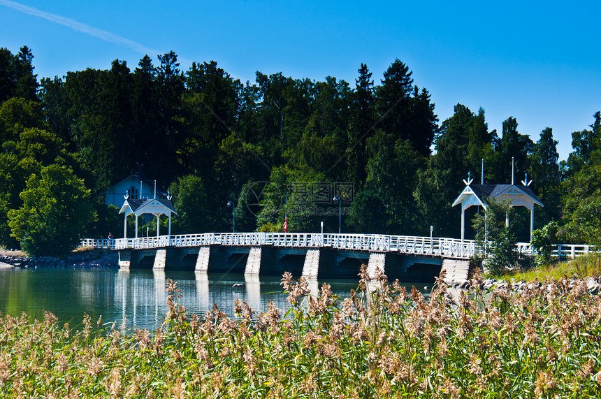 通往Seurasaari的桥梁晴天蓝色白色天空旅行绿色公园建筑木头图片